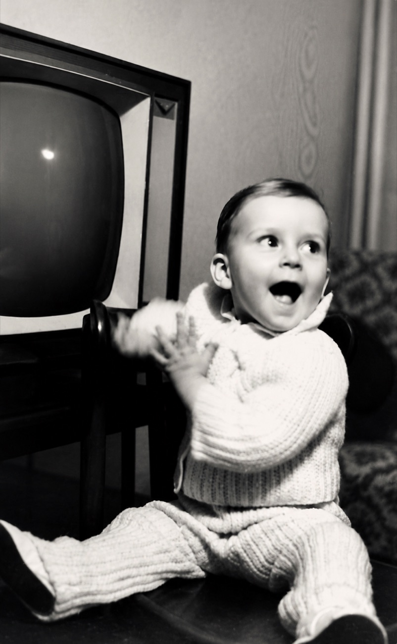 Als Kind vor dem Fernseher